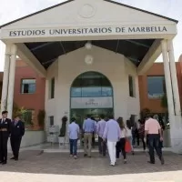 Общежитие в Les Roches Испания: вход в школу