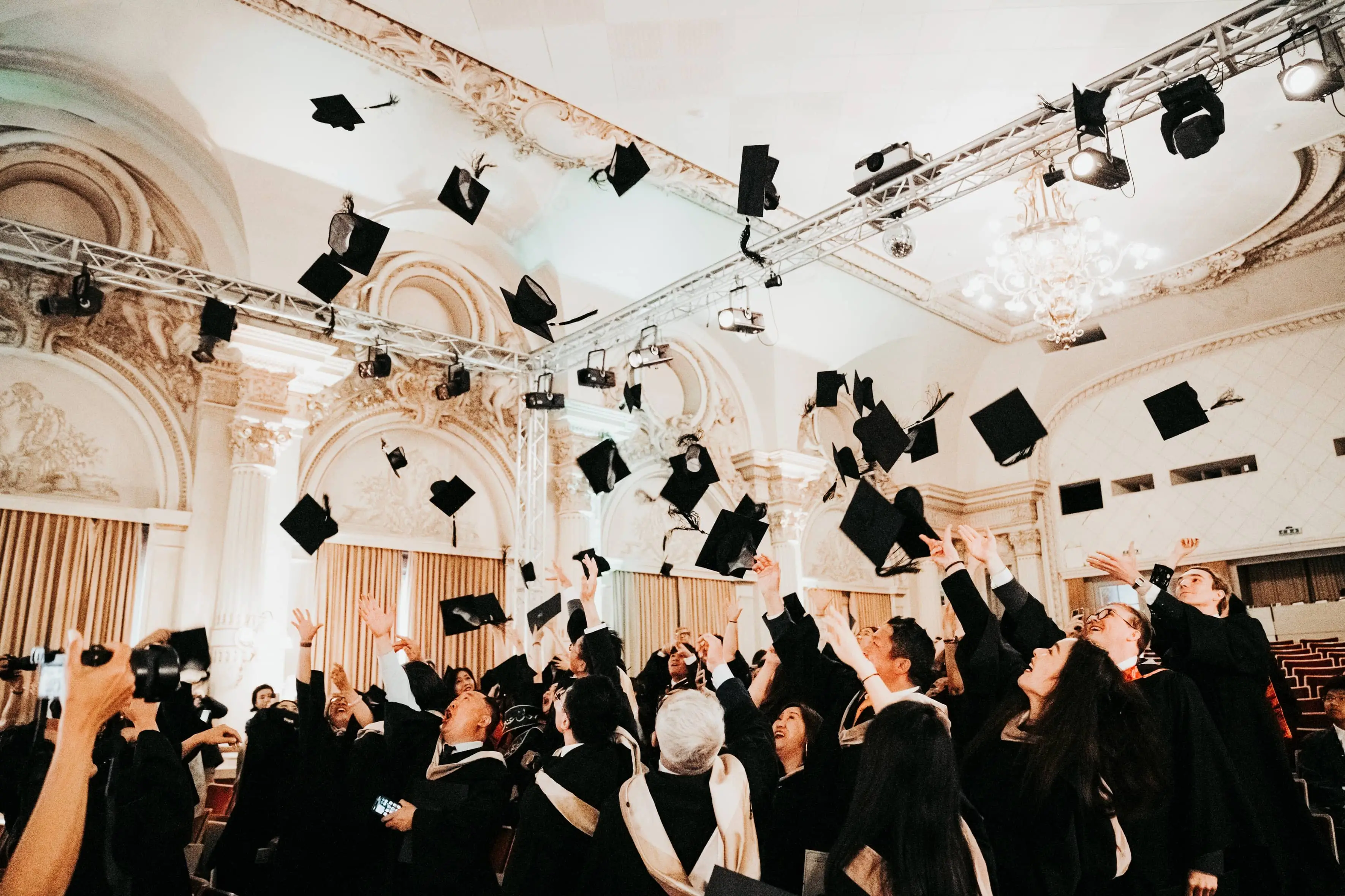 Hospitality vs Business Degree: в чем разница для карьеры